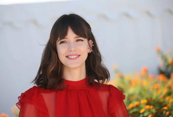 Stacy Martin asiste al 'Redoubtable (Le Redoutable)' —  Fotos de Stock