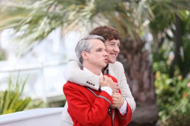 Alex Sharp ve John Cameron Mitchell 