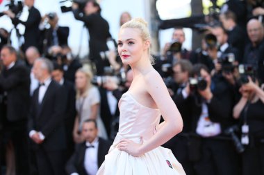 Elle Fanning Cannes Film Festivali'nde 
