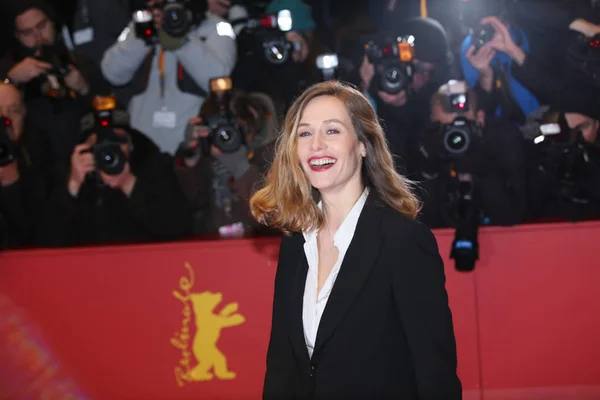 Cecile de France poses on the red carpet — Stock Photo, Image