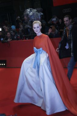 Elle Fanning açılış törenine katılır ve 68 Berlinale Uluslararası Film Festivali Berlin Berlinale Sarayı'nda 15 Şubat 2018 üzerinde Berlin, Almanya sırasında 'Köpekler Adası' premiere.