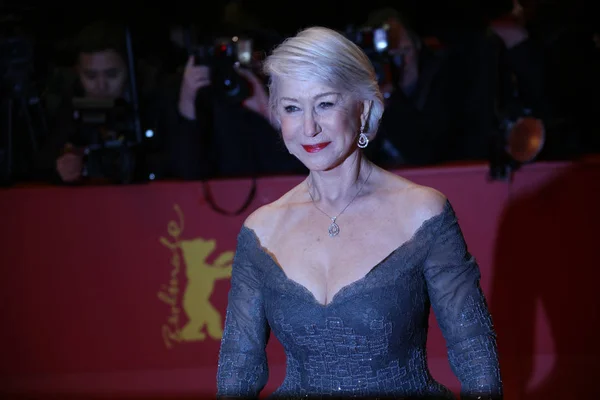 Helen Mirren asiste a la Ceremonia de Apertura & 'Isla de los Perros' — Foto de Stock