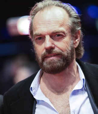 Hugo Weaving pozlar kırmızı halı üzerinde