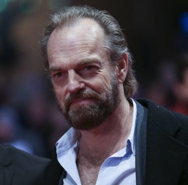 Hugo Weaving pozlar kırmızı halı üzerinde 