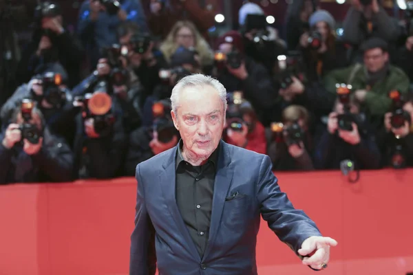 Udo Kier asiste al 'No te preocupes, no llegará lejos a pie' — Foto de Stock