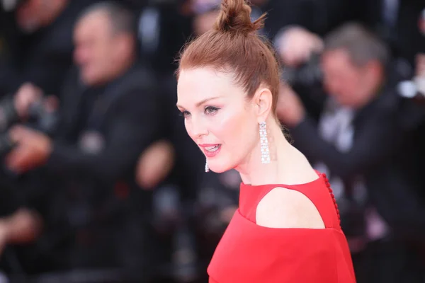 Julianne Moore asiste a la gala inaugural — Foto de Stock