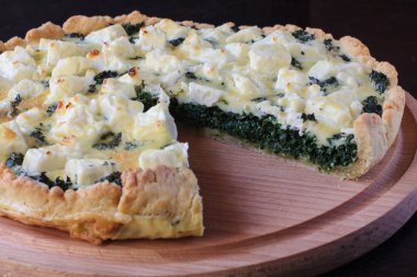 Beyaz peynirli Pizza ıspanak ile