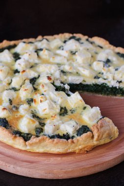 Beyaz peynirli Pizza ıspanak ile