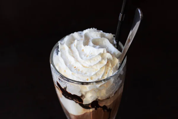 Taza de café con frijoles y canela sobre fondo negro — Foto de Stock