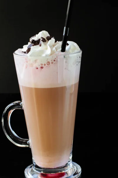 Mugg kaffe med bönor och kanel på svart bakgrund — Stockfoto