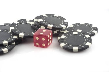 Beyaz arka plan üzerinde izole casino fişi 