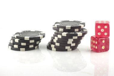 Beyaz arka plan üzerinde izole casino fişi 