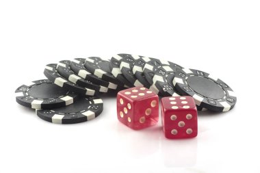 Beyaz arka plan üzerinde izole casino fişi 