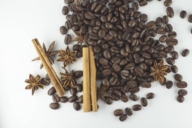 Tarçın anason star ve beyaz backgr üzerinde kahve çekirdekleri ile