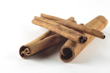 Tarçın beyaz arkaplanda izole edildi