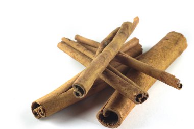 Tarçın beyaz arkaplanda izole edildi