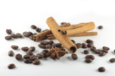 Tarçın anason star ve beyaz backgr üzerinde kahve çekirdekleri ile
