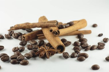 Tarçın anason star ve beyaz backgr üzerinde kahve çekirdekleri ile