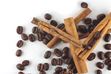 Tarçın anason star ve beyaz backgr üzerinde kahve çekirdekleri ile