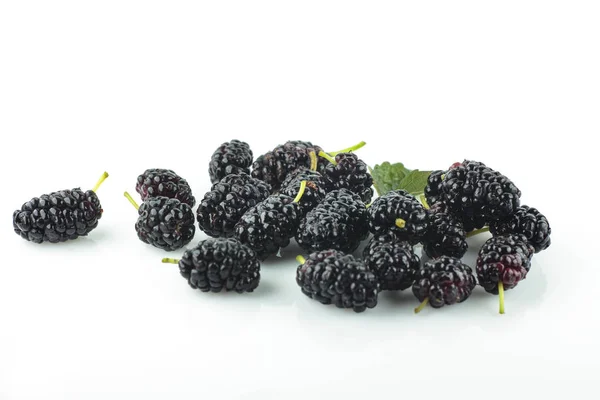 Geïsoleerde bessen vijf zwarte bessen vruchten vallen geïsoleerd op een witte achtergrond met uitknippad — Stockfoto