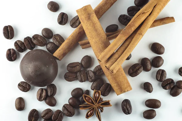 Tarçın anason star ve beyaz backgr üzerinde kahve çekirdekleri ile