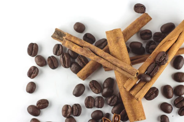 Tarçın anason star ve beyaz backgr üzerinde kahve çekirdekleri ile