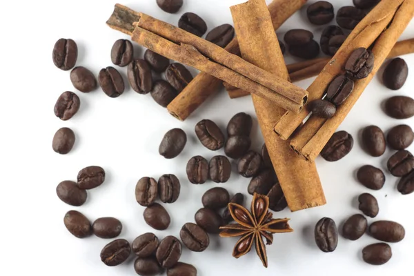 Tarçın anason star ve beyaz backgr üzerinde kahve çekirdekleri ile