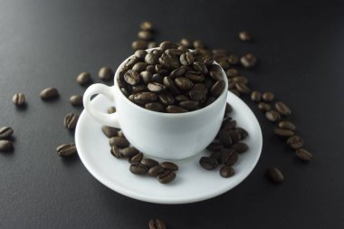 Köpük kavrulmuş kahve çekirdekleri arka plan üzerinde siyah kahve 