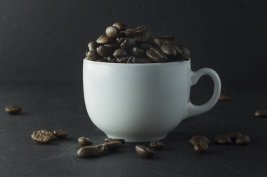 Köpük kavrulmuş kahve çekirdekleri arka plan üzerinde siyah kahve