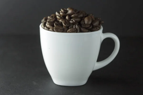 Xícara de café preto com espuma no fundo do café torrado ser — Fotografia de Stock