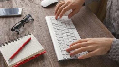 Doğal parke Danışma klavyeden yazarak adam silah