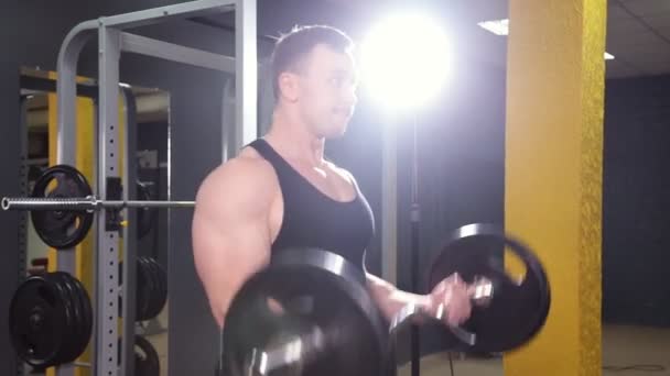 Homme faisant haltérophilie en salle de gym — Video