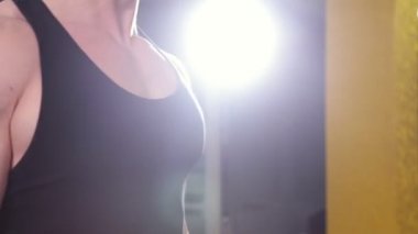 Spor salonunda ağırlık kaldıran bir adam.