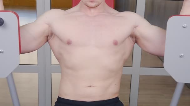 Vlinder-oefening Machine - jonge Bodybuilder zwaar gewicht oefening voor borst In de sportschool doet — Stockvideo