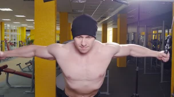 Mann trainiert Bizeps im Fitnessstudio — Stockvideo