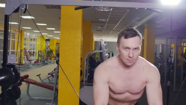 Мужчина тренирует бицепсы в спортзале — стоковое видео