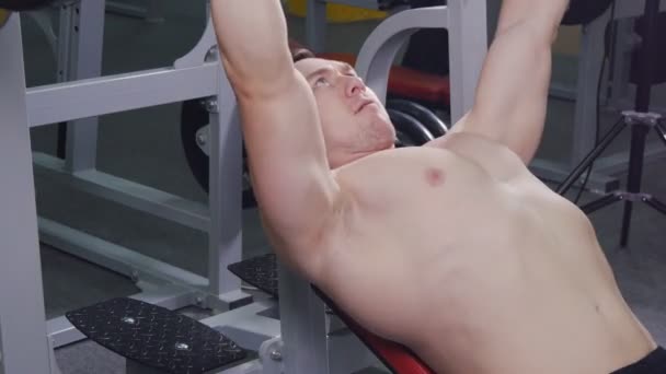 Homme levant la barre dans la salle de gym . — Video