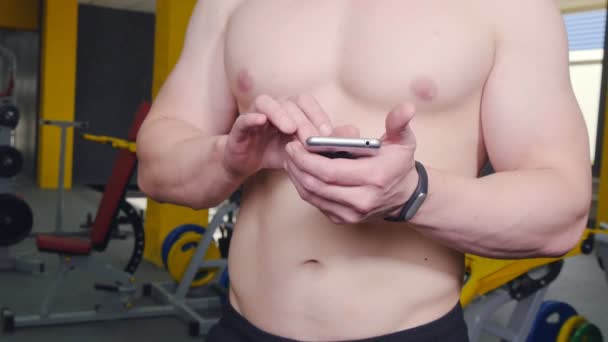 Homme utilise fitness tracker dans la salle de gym — Video