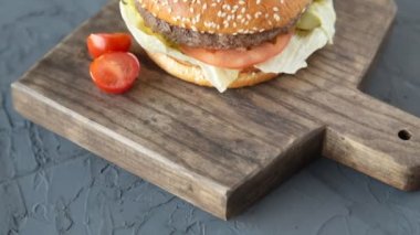 ahşap masa üzerinde sandviç