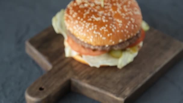 Сэндвич на деревянном столе — стоковое видео