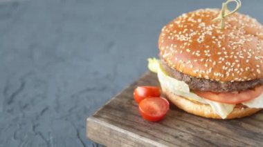 ahşap masa üzerinde sandviç