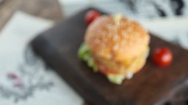 Lezzetli burger peynir, marul, soğan ve domates