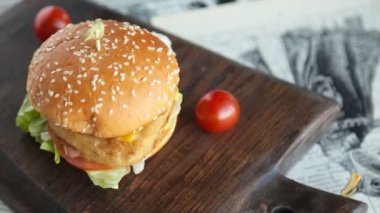Lezzetli burger peynir, marul, soğan ve domates
