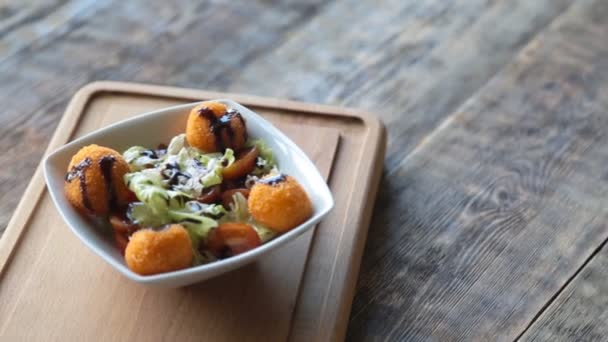 Salada com legumes e verduras na mesa de madeira — Vídeo de Stock