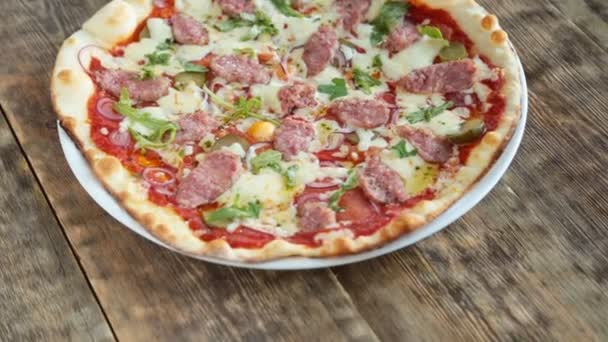 Pizza italienne servie sur table en bois — Video