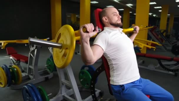 Hombre aparato de entrenamiento en el interior en el gimnasio — Vídeos de Stock