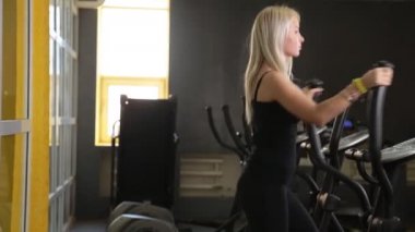 Güzel kız üzerinde özel spor ekipmanları spor salonunda eğitim
