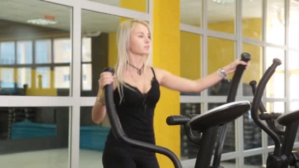 Bella formazione ragazza su attrezzature sportive speciali in palestra — Video Stock