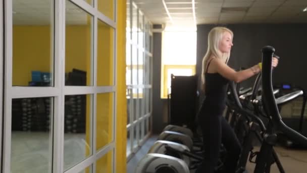 Pretty girl entrenamiento en equipo deportivo especial en el gimnasio — Vídeos de Stock