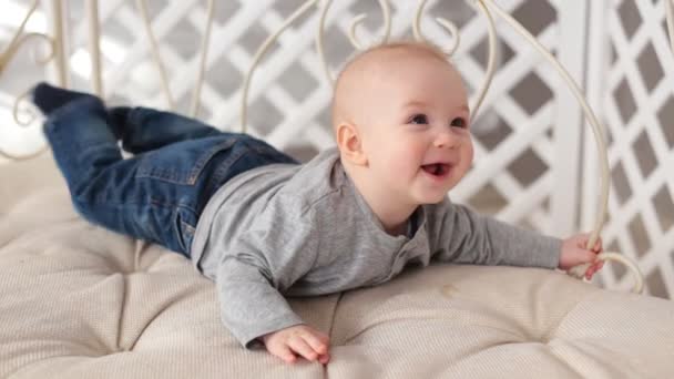 Ευτυχισμένο μωρό χαμογελά — Αρχείο Βίντεο